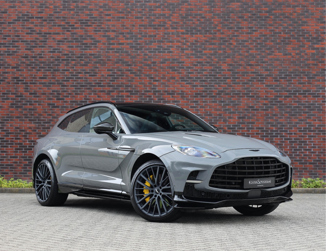 Aston Martin DBX - 4.0 V8 707 | China Grey - Carbon Pack - AutoWereld.nl