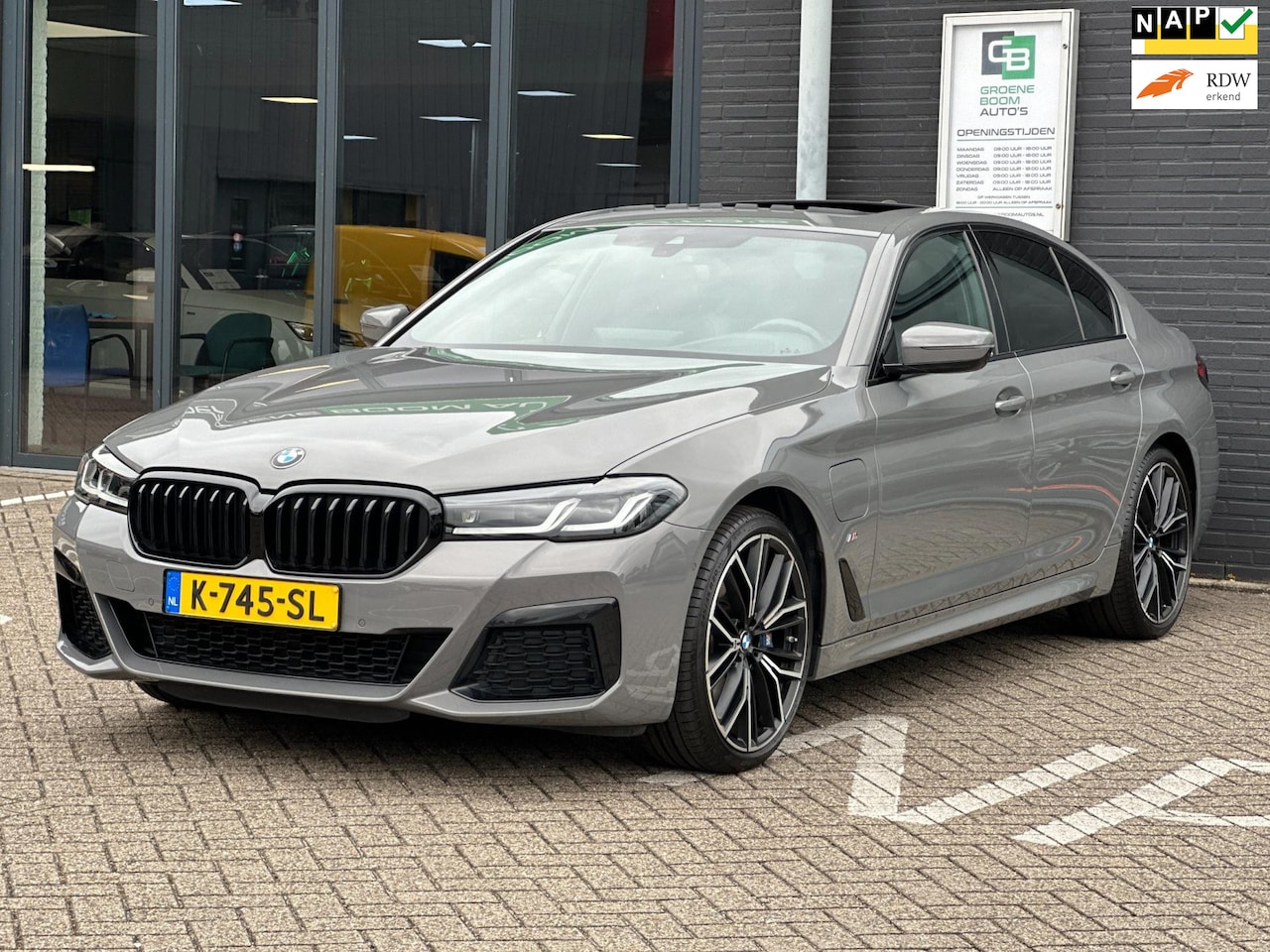 BMW 5-serie - 530e High Executive/M-PAKKET/LED/PANO-DAK/CAMERA/NL-AUTO NAP!! - AutoWereld.nl