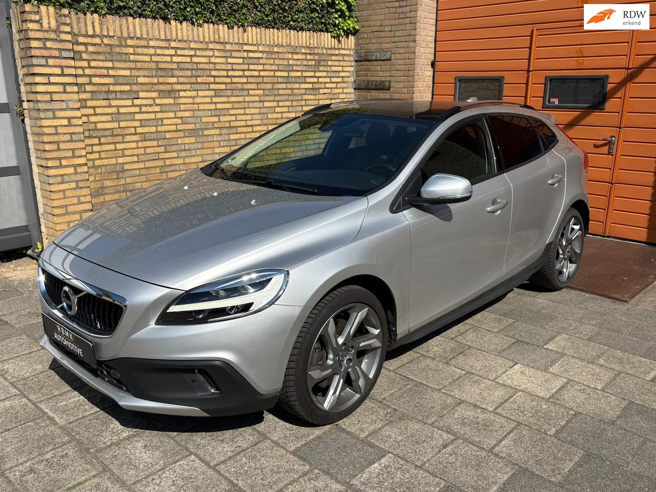Volvo V40 Cross Country - 1.5 T3 Momentum 1.5 T3 Momentum - AutoWereld.nl