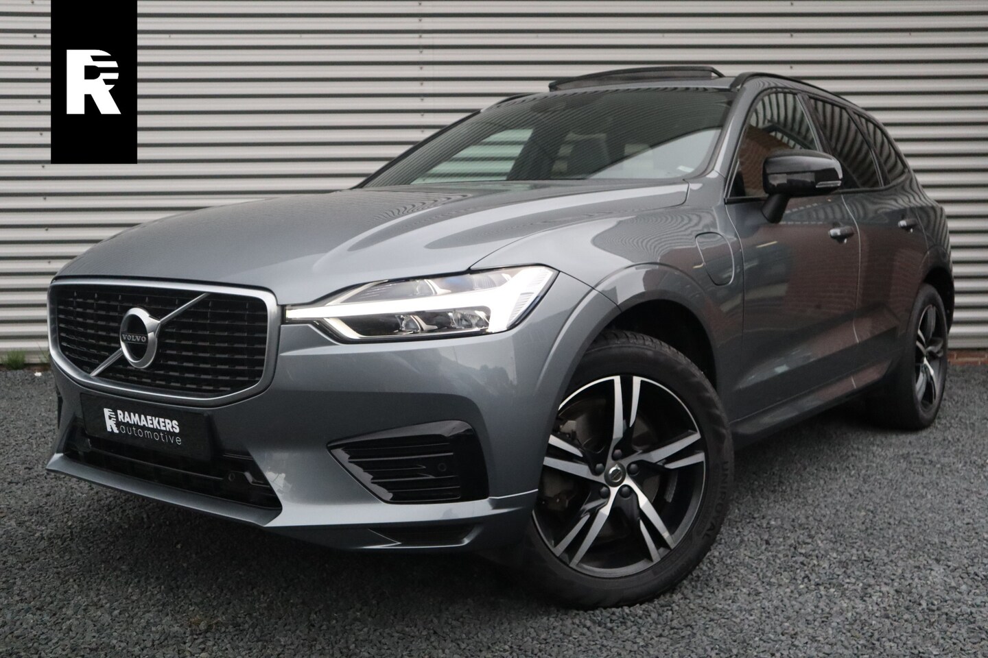 Volvo XC60 - 2.0 T8 Twin Engine AWD R-Design Luchtvering / Harman Kardon / Panorama dak / - AutoWereld.nl