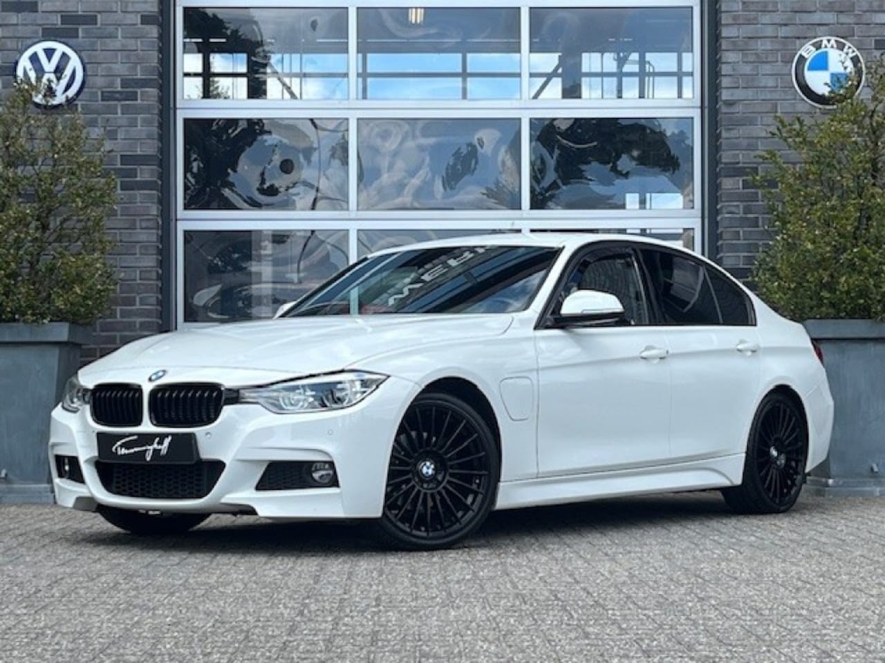 BMW 3-serie - 330E iPERFORMANCE M-SPORT AUT. - LEDER - 19 INCH - ORG. NL. - AutoWereld.nl