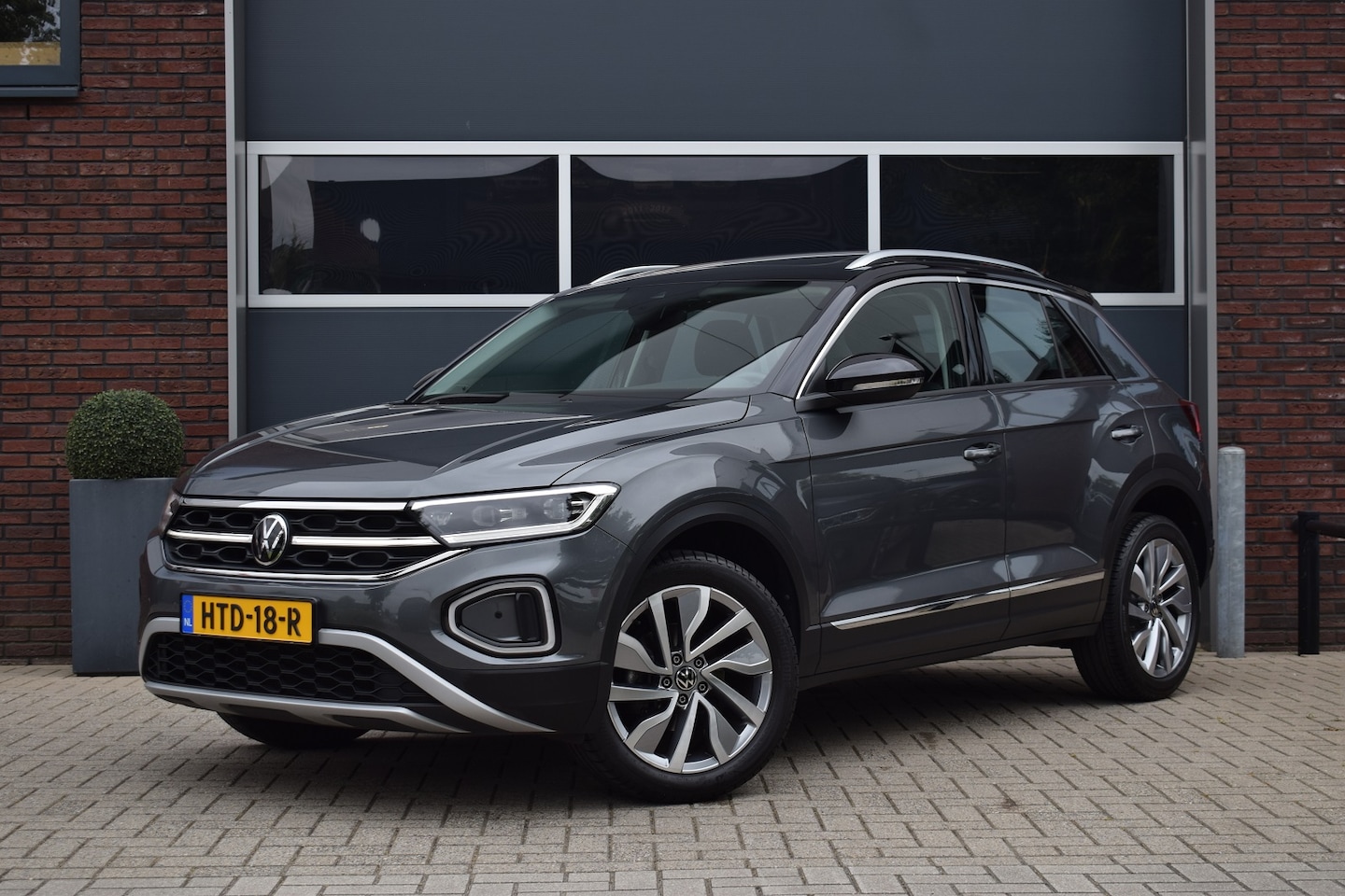 Volkswagen T-Roc - 1.5 TSI 150pk DSG Style | Panoramadak | Camera | IQ light - AutoWereld.nl