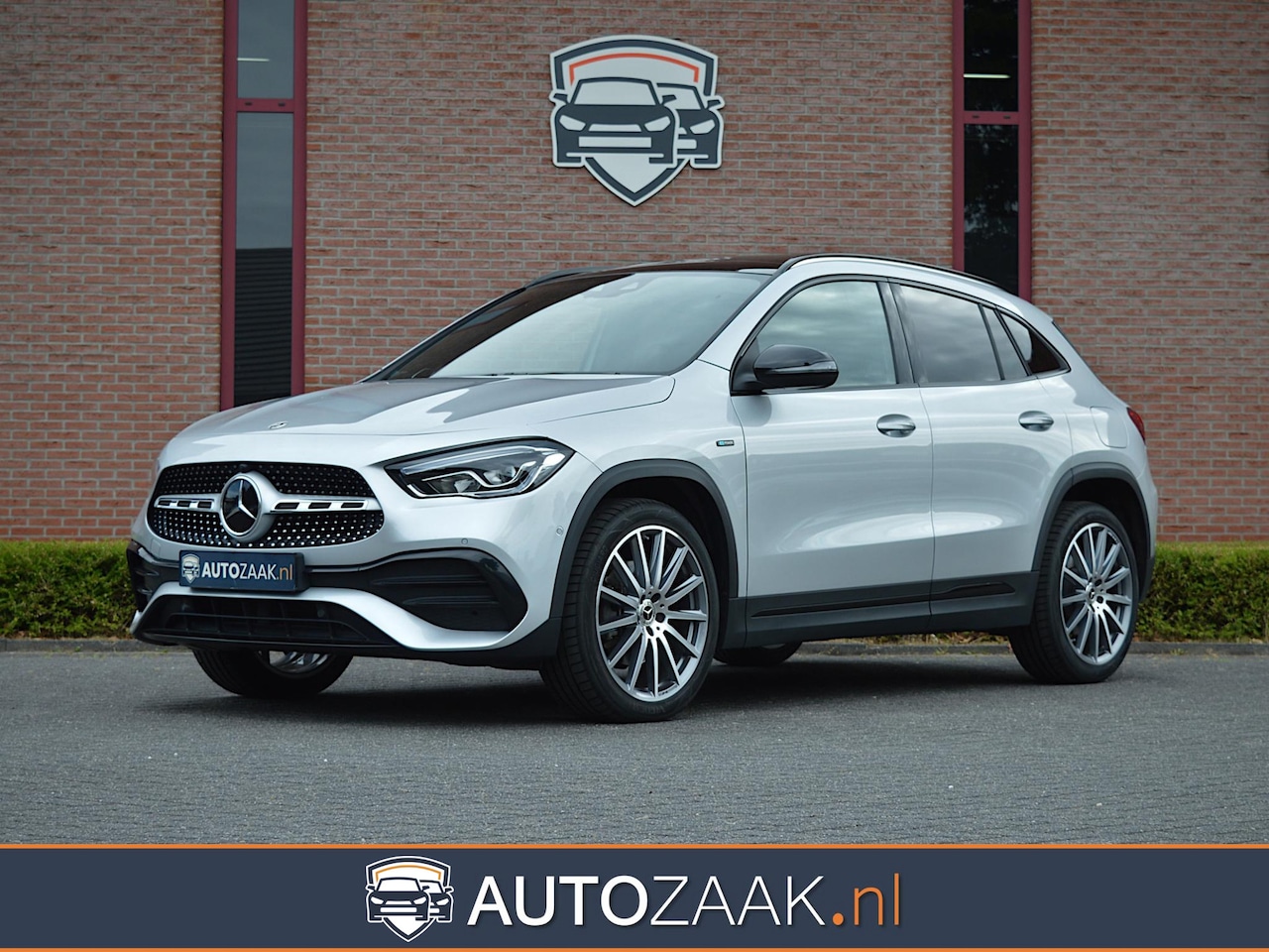 Mercedes-Benz GLA-Klasse - 250e AMG| Distronic | Panoramadak | Burmester - AutoWereld.nl