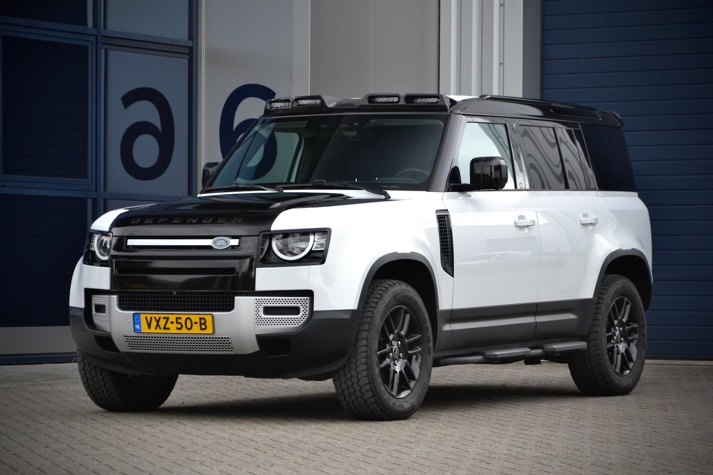 Land Rover Defender 110 - 3.0 D250 / Grijs Kenteken / NL Auto / 1e Eig. / Trekhaak / Cold Clima. Pack - AutoWereld.nl