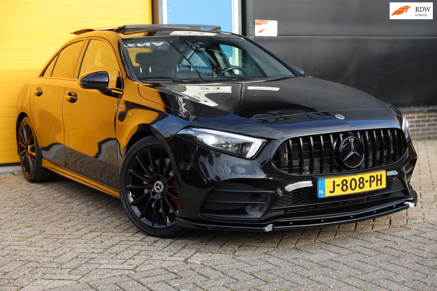 Mercedes-Benz A-klasse - 250 AMG 45 Look / AUT / 224 Pk / Open Panoramadak / Digital Cockpit / Sfeerverlichting / L - AutoWereld.nl