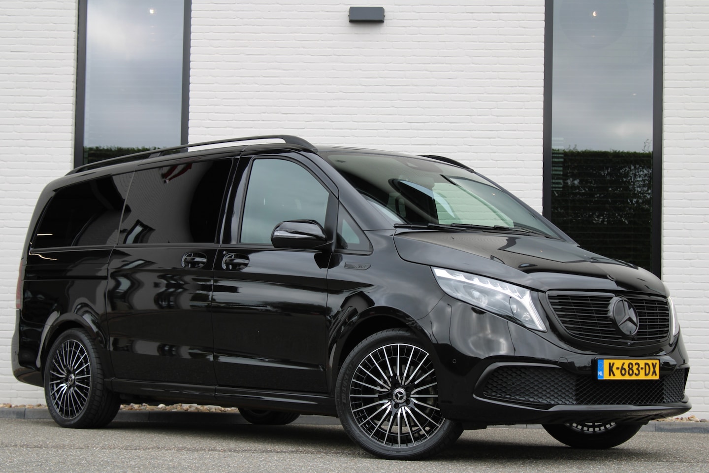 Mercedes-Benz EQV - 300 / Lang / AMG / Leer / Camera / Burmester / Leer / 7-persoons / 2x Elec Schuifdeur / Ne - AutoWereld.nl