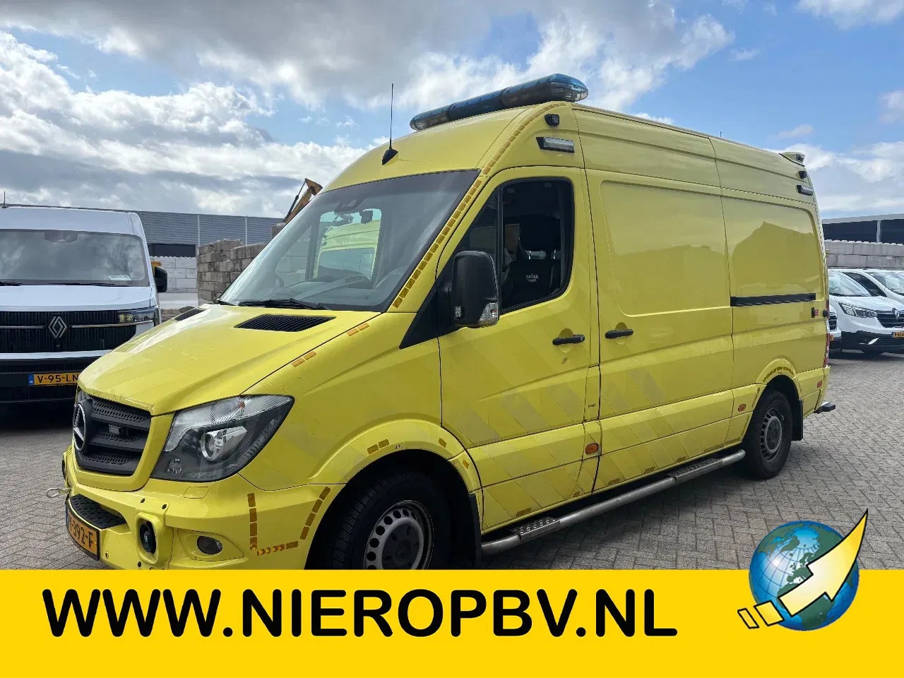 Mercedes-Benz Sprinter - 319CDI L2H2 AMBULANCE AUTOMAAT V6 MOTORSCHADE - AutoWereld.nl