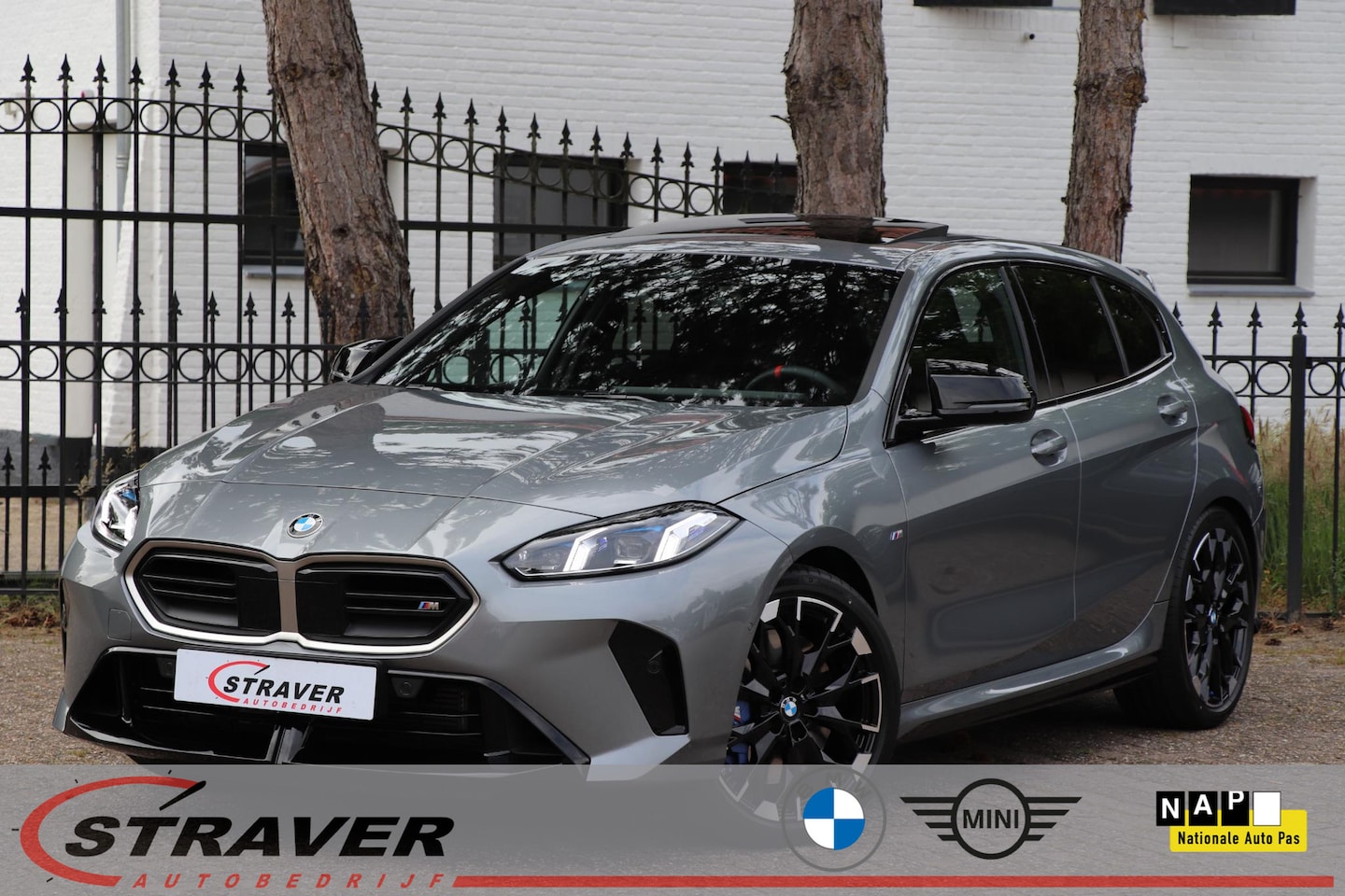 BMW 1-serie - M135 xDrive |Panoramadak |Premium pack - AutoWereld.nl