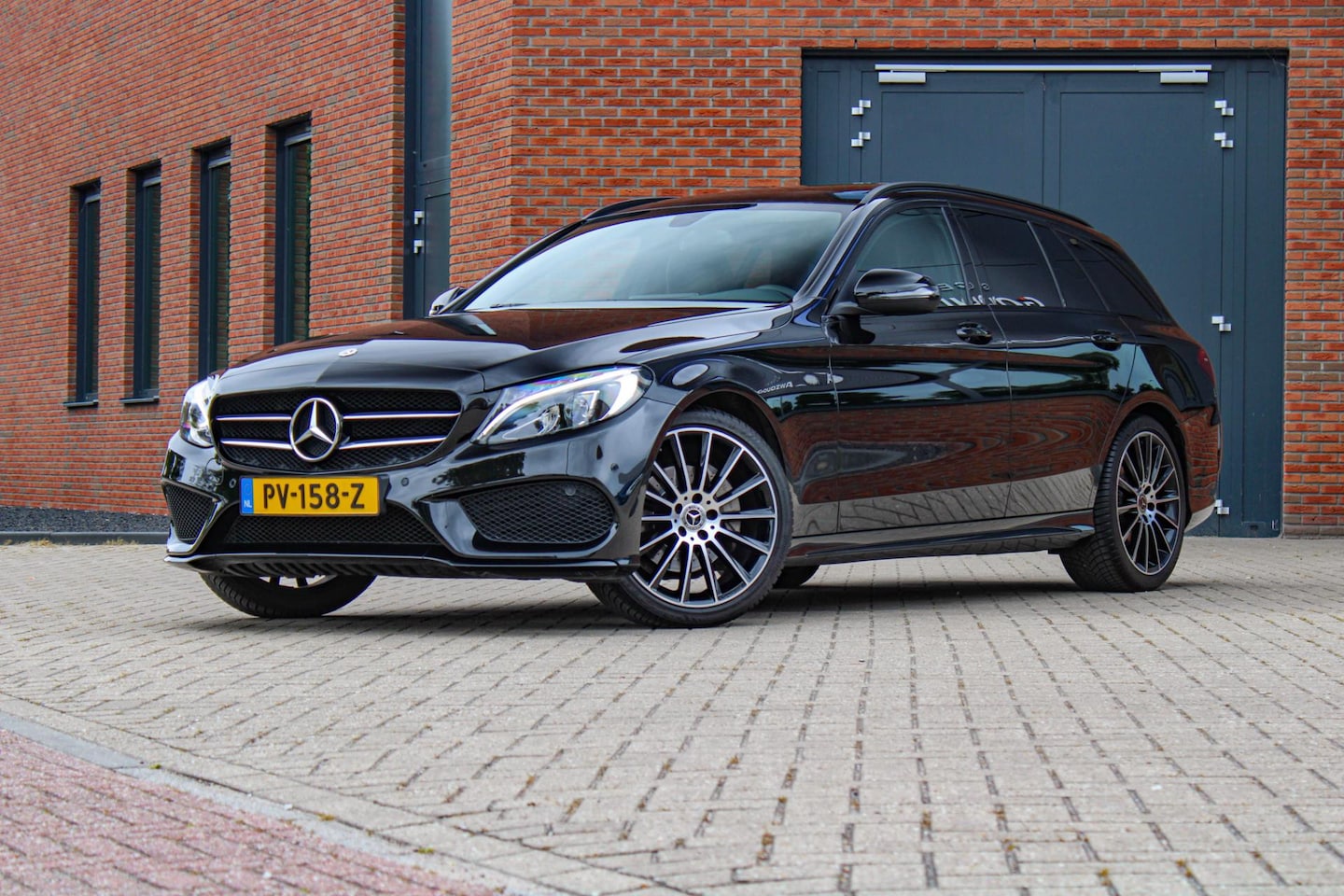 Mercedes-Benz C-klasse Estate - 180 AMG | DESIGNO interieur | Orig. NL | Pano | Apple Carplay | Camera - AutoWereld.nl