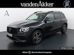 Mercedes-Benz GLB - 200 AMG // Panoramadak // Sfeerverlichting // Carplay // Nightpakket // Camera // LED
