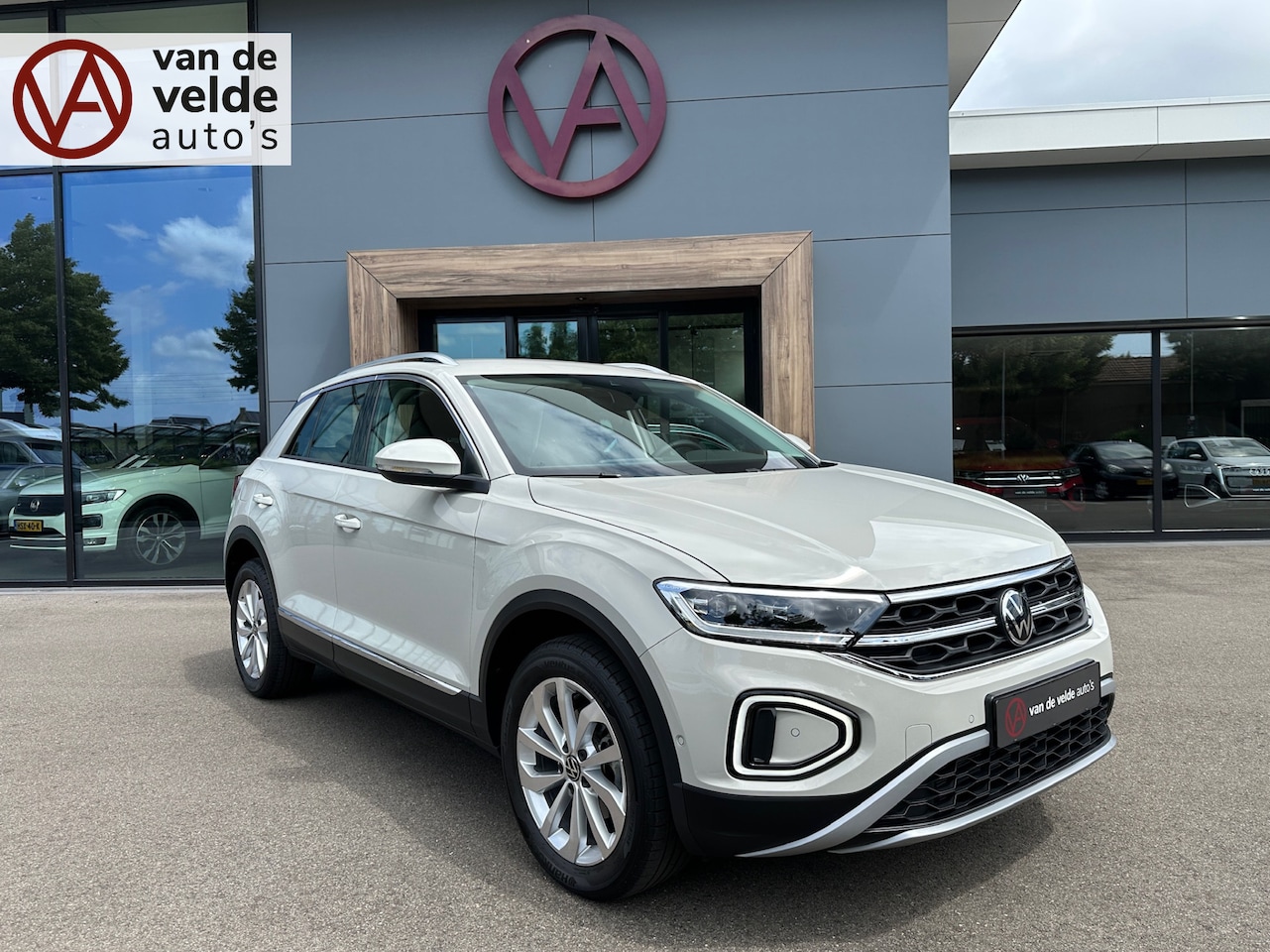 Volkswagen T-Roc - 1.5 TSI 150pk DSG Style Carplay | Camera | Keyless | Elek. Achterklep | Rijklaar incl. gar - AutoWereld.nl