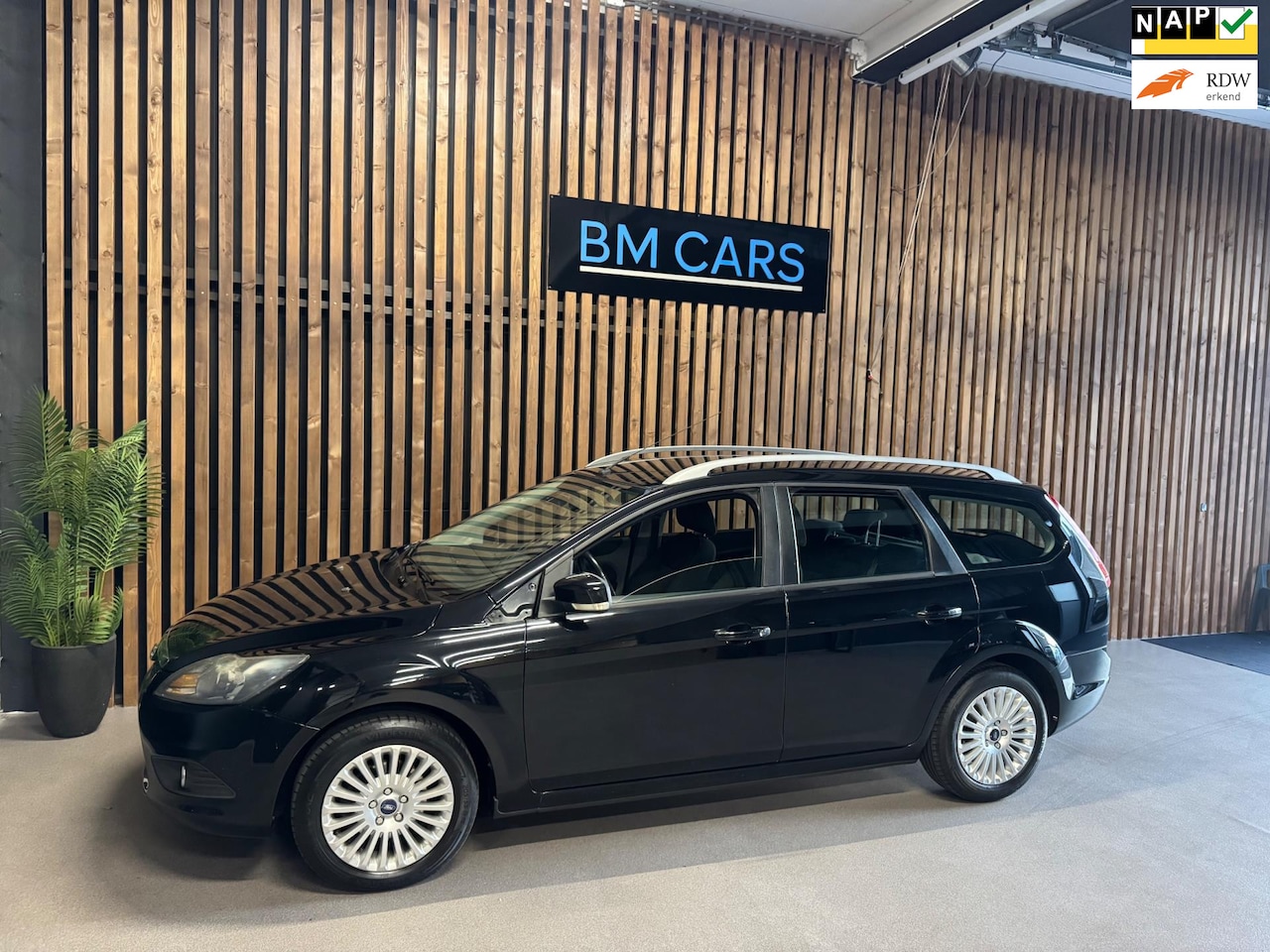 Ford Focus Wagon - 1.8 Limited Airco,Trekhaak,Navigatie - AutoWereld.nl
