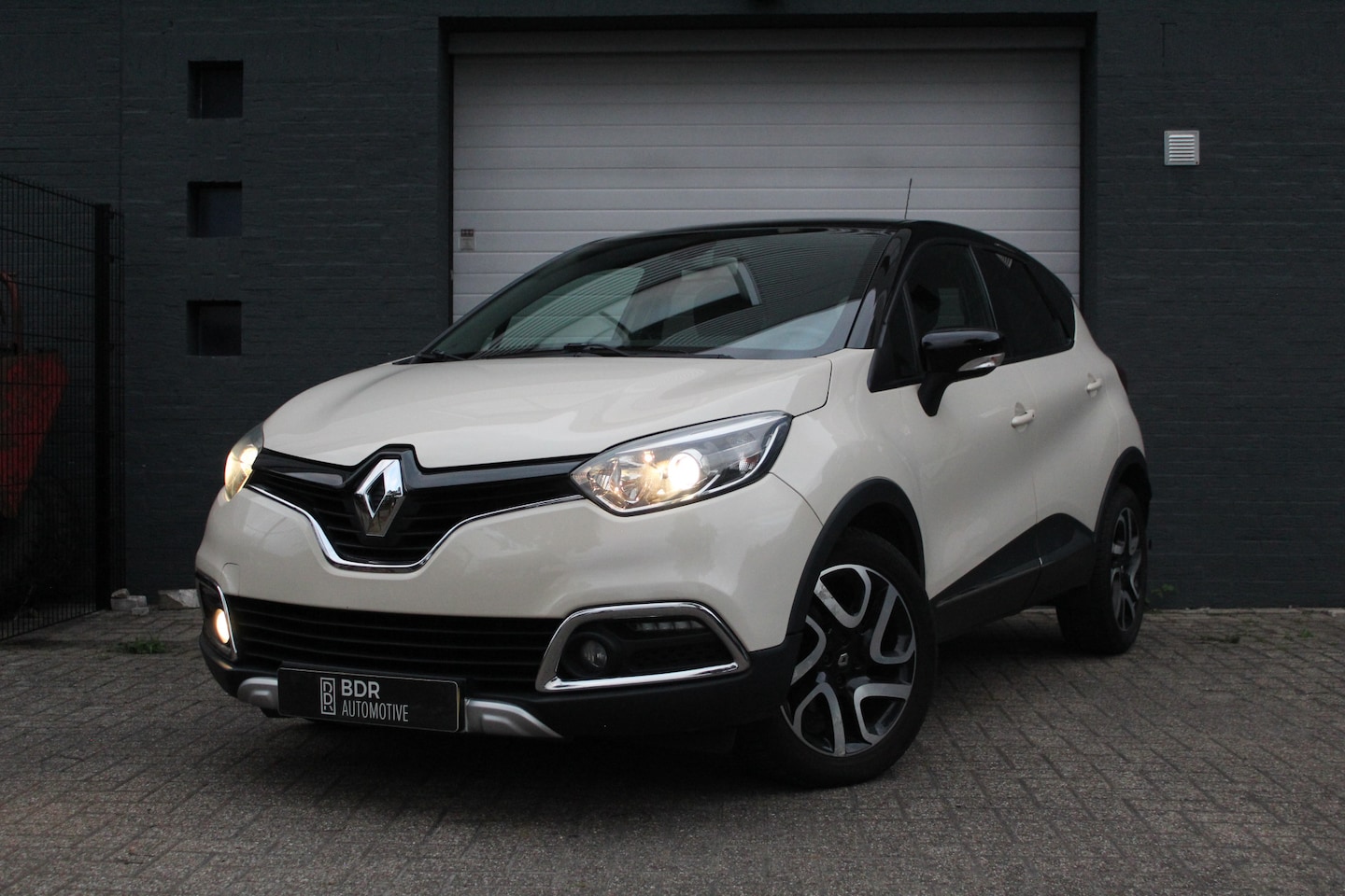 Renault Captur - 1.2 TCe Helly Hansen|Xmod|PDC|Stoelverw|Carplay - AutoWereld.nl