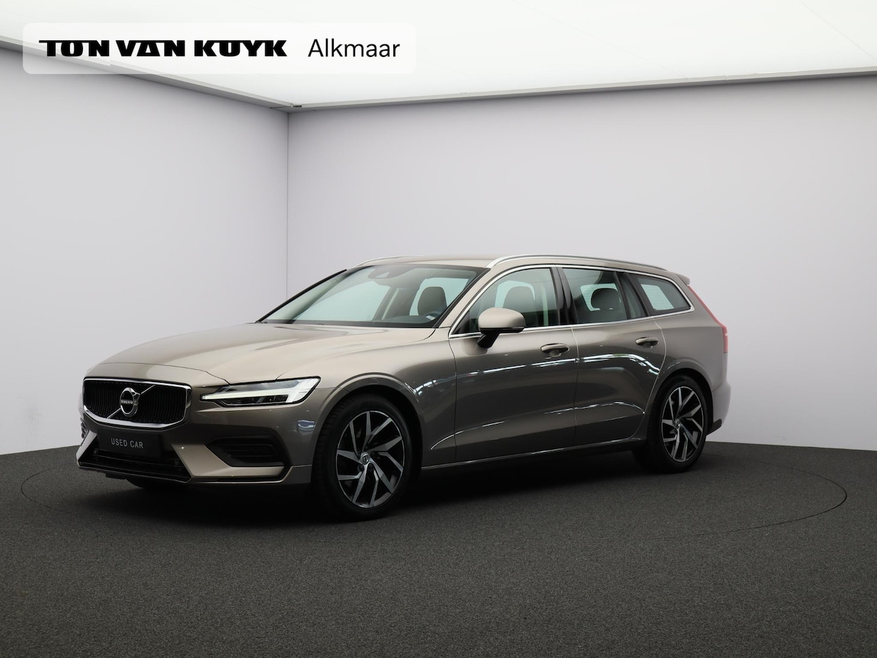 Volvo V60 - 2.0 T4 Momentum Pro / Trekhaak / Adapt. cruise / CarPlay / Park assist v+a+camera - AutoWereld.nl