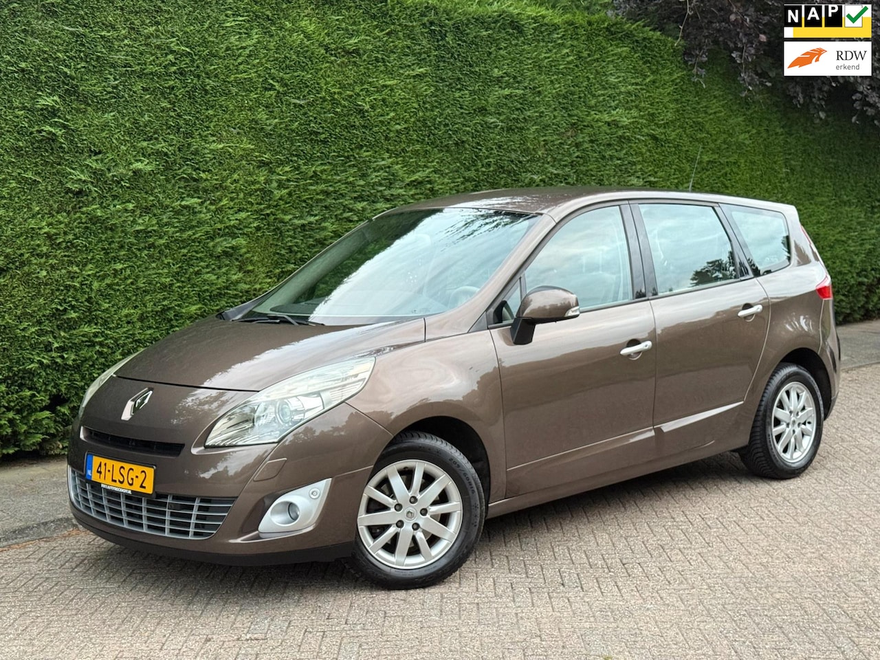 Renault Grand Scénic - 2.0 Privilege /AUTOMAAT/LEER/STOELVRWRMNG/RIJDTNIEUW!/ - AutoWereld.nl