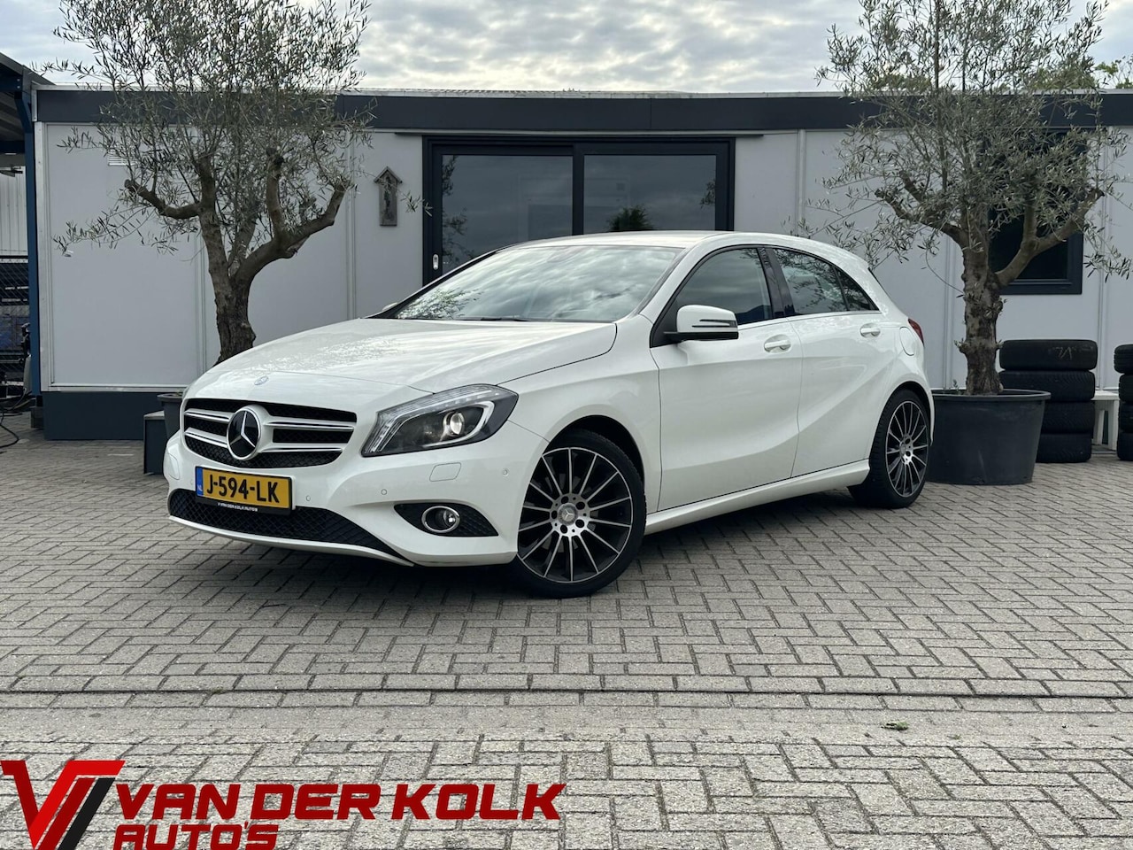 Mercedes-Benz A-klasse - 180 Ambition Xenon Half Leder Climate LED Stoelverwarming Sensoren Lichtmetaal - AutoWereld.nl