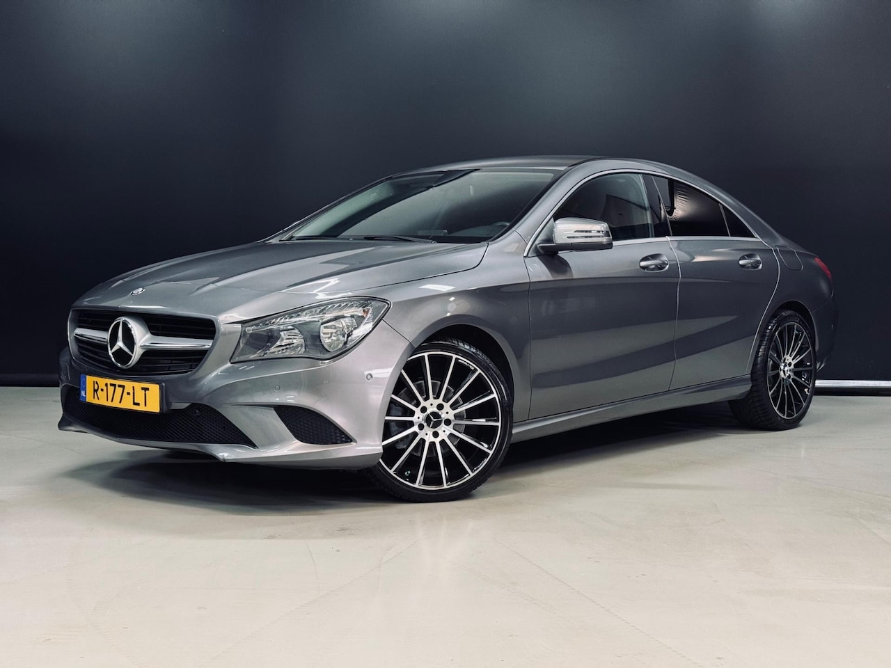 Mercedes-Benz CLA-Klasse - 200 Ambition 200 Ambition, AMG Multispaak 19", Multistuur, Private Glas, Volledig Onderhouden - AutoWereld.nl