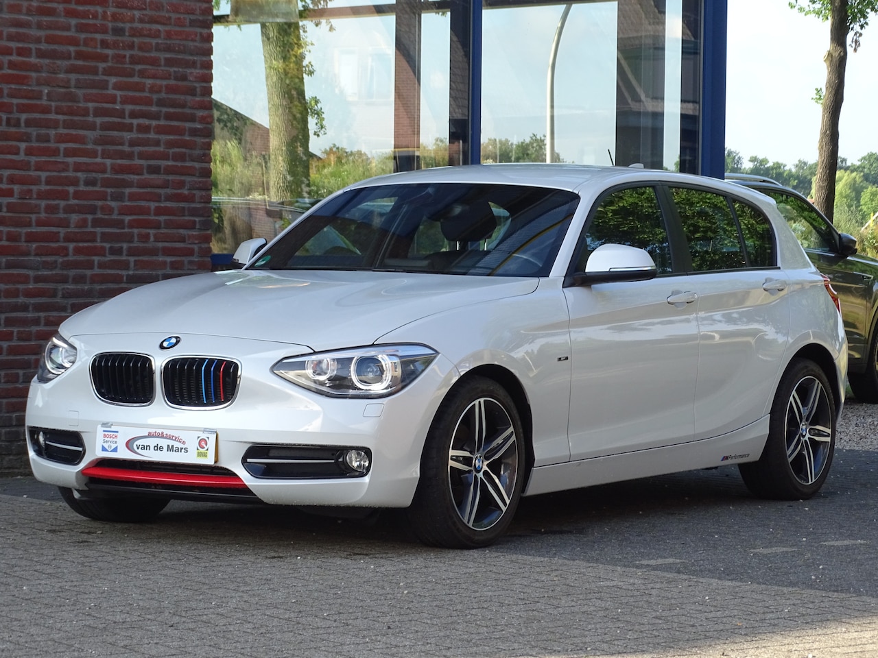 BMW 1-serie - 114i Business+ LEER NAV TREKHAAK - AutoWereld.nl