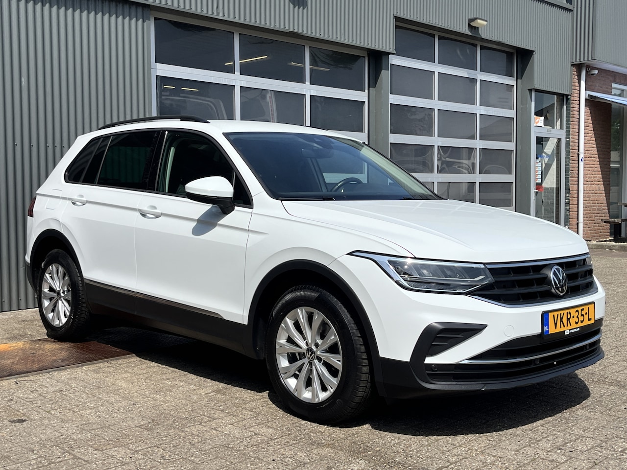 Volkswagen Tiguan - 2.0 TDI 150pk DSG Grijskenteken Euro 6 Airco Cruise controle Telefoon verbinding Navigatie - AutoWereld.nl