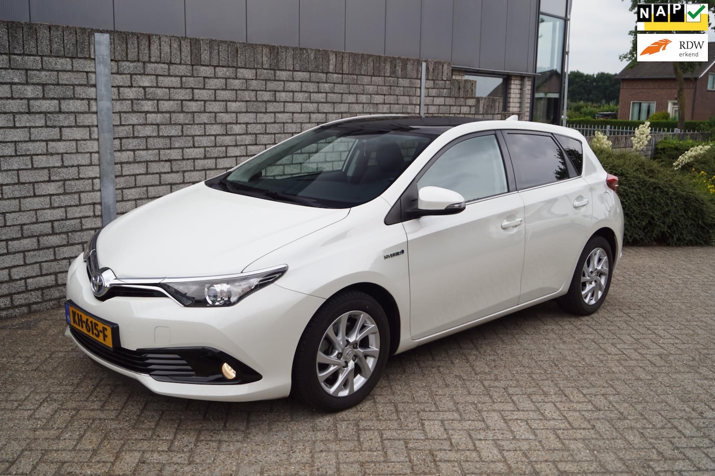 Toyota Auris - 1.8 Hybrid Trend Autom Panodak Navi Camera Clima Cruise DAB 4x Elektrische Ramen LMV NL Au - AutoWereld.nl