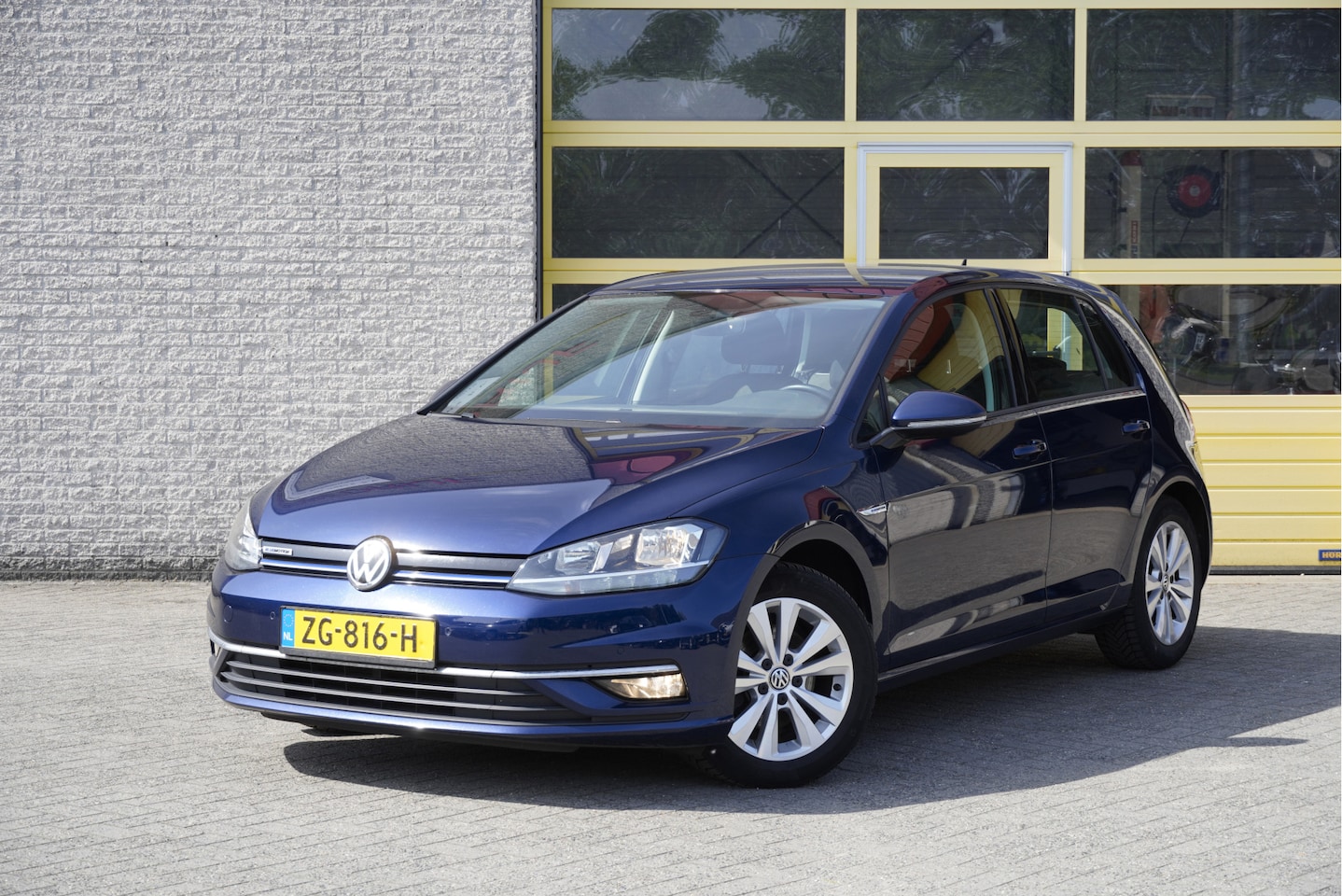 Volkswagen Golf - 1.5 TSI 131PK! Automaat! Highline BJ2019 Lmv 16" | Led | Pdc | Navi | Dynamische knipperli - AutoWereld.nl