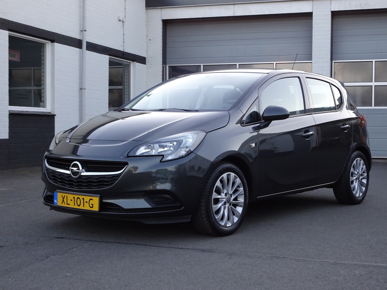 Opel Corsa - 1.4 Favourite Airco, cruise controle, elektrische ramen, centrale vergrendeling, licht met - AutoWereld.nl