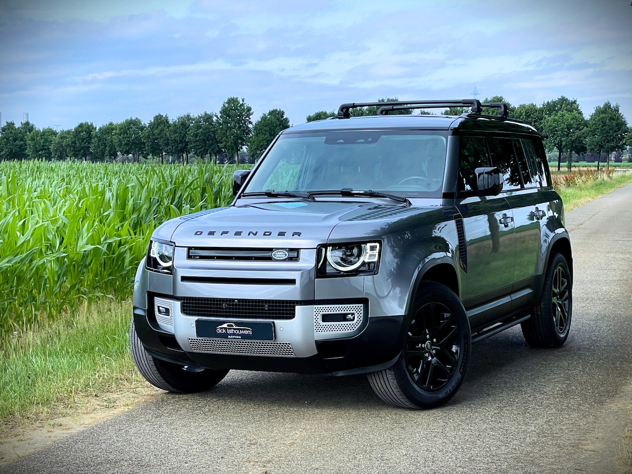 Land Rover Defender - D240 SE / INCL. BTW / LUCHTVERING / CARPLAY / PANO / TREKHAAK - AutoWereld.nl