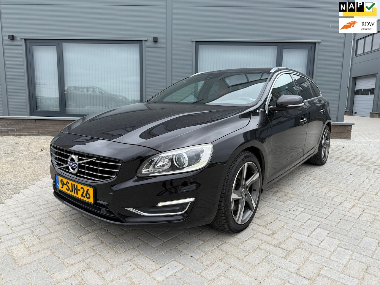 Volvo V60 - 2.4 D6 AWD Plug-In Hybrid Summum // Perfect onderhouden // Leer // Schuifdak - AutoWereld.nl