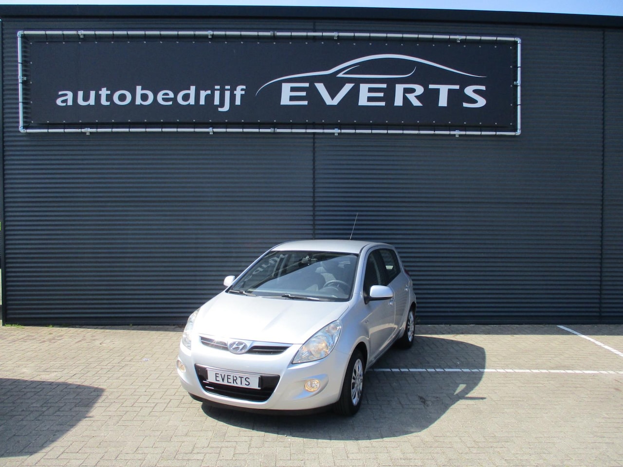 Hyundai i20 - 1.2i DynamicVersion 213168 km nap airco elektrische pakket mooie auto voor een scherpe mee - AutoWereld.nl