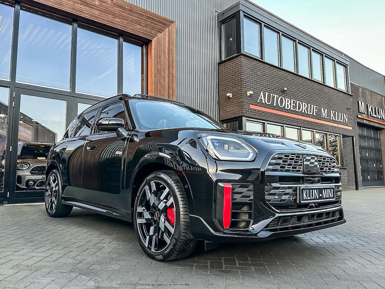 MINI Countryman - Mini 2.0 JCW ALL4 John Cooper Works XL F1 300Pk/Pano/Memory/Massage/Bomvol - AutoWereld.nl