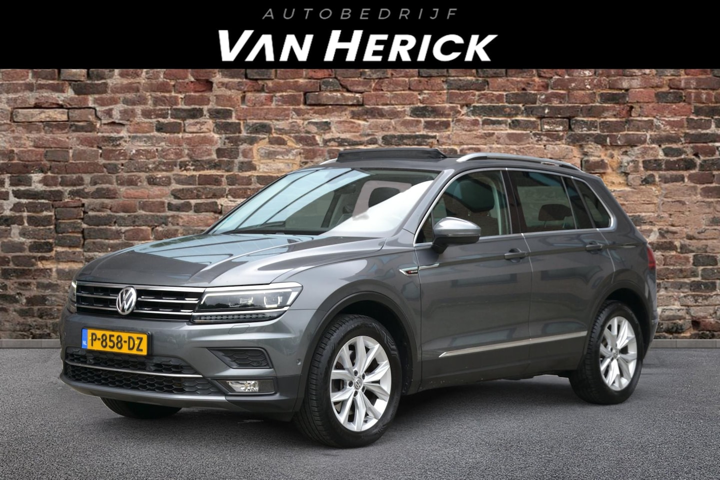 Volkswagen Tiguan - 2.0 TSI 4Motion Highline 180PK Automaat | Trekhaak | Panorama | Camera | Head-up | ACC | V - AutoWereld.nl