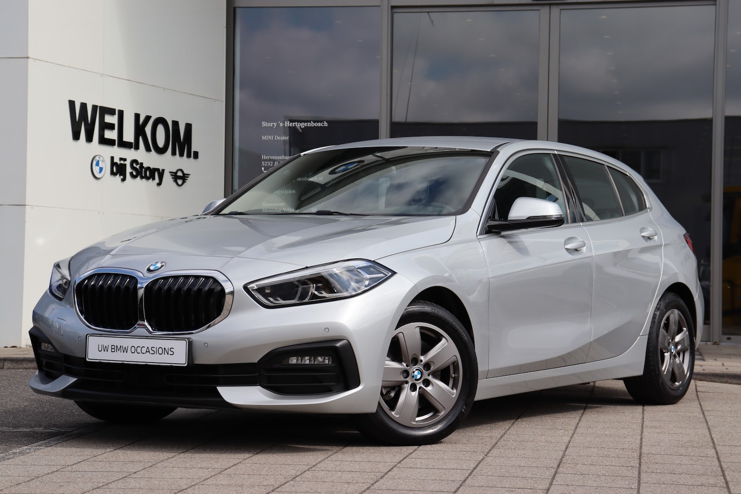 BMW 1-serie - 118i Executive Automaat / Sportstoelen / Adaptieve LED / PDC / Active Cruise Control / Liv - AutoWereld.nl