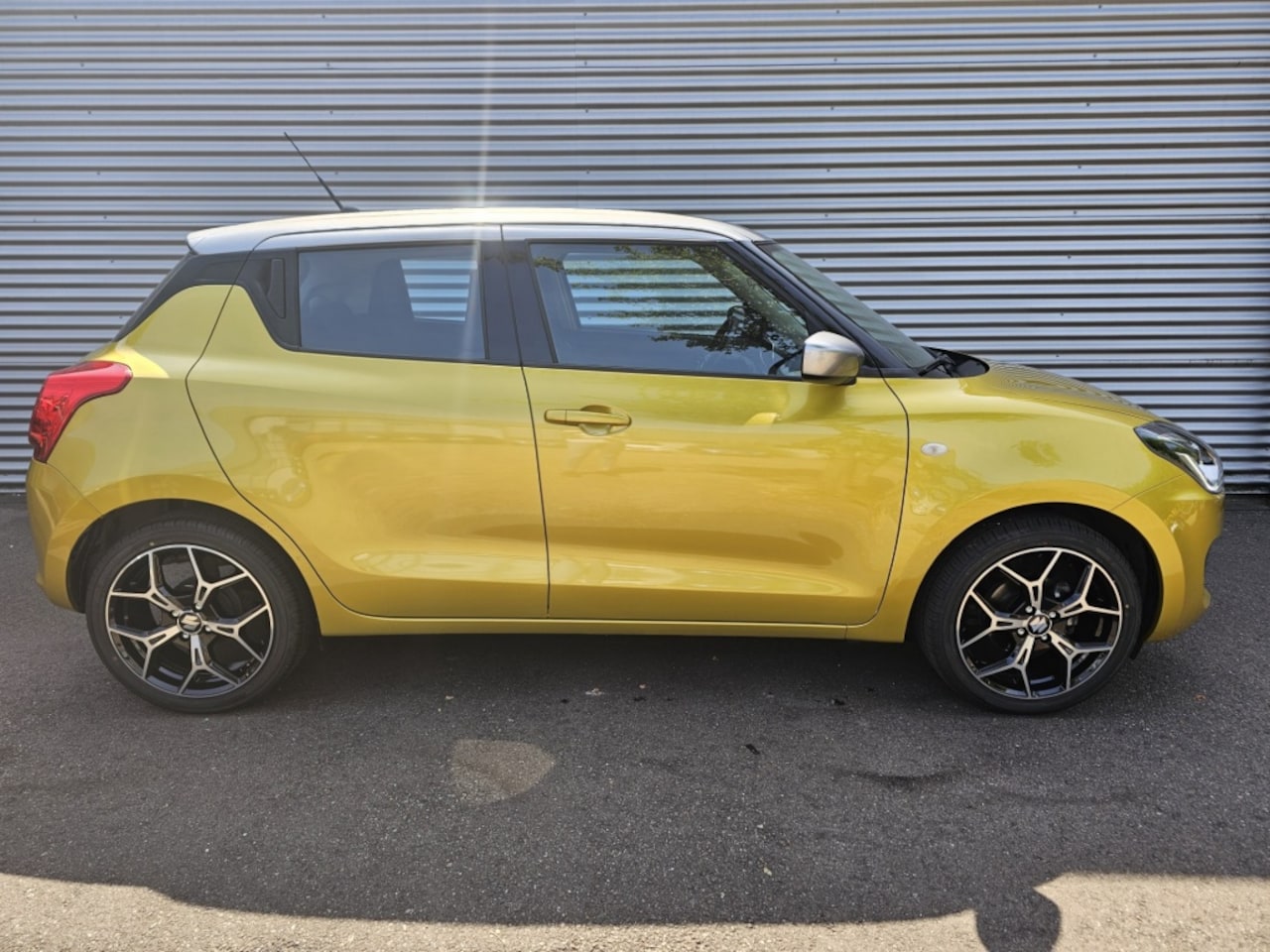 Suzuki Swift - 1.2 Comfort Sm.Hyb. nieuwe 17"velgen + banden - AutoWereld.nl