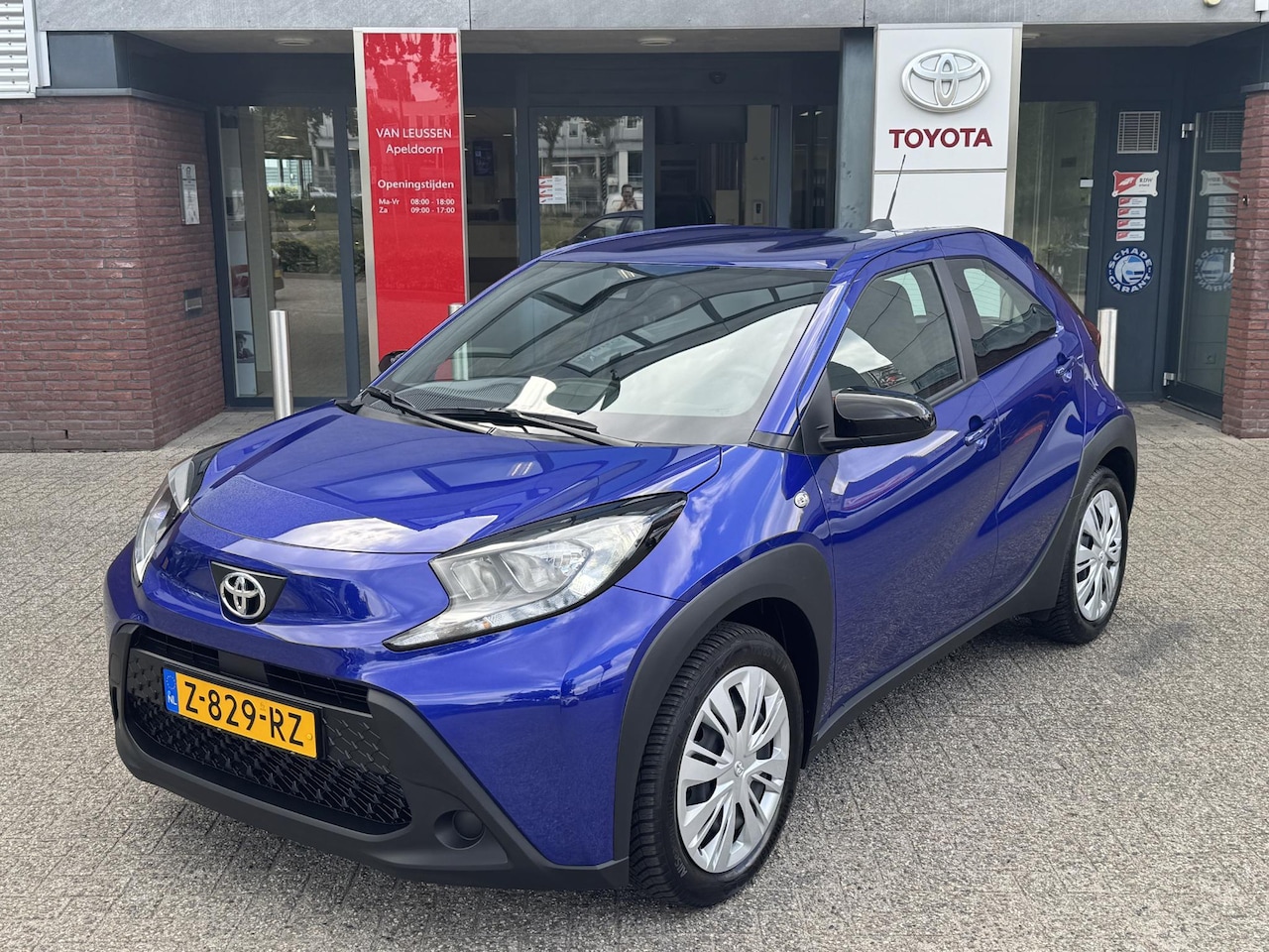 Toyota Aygo X - 1.0 VVT-i MT PLAY NL-AUTO 4S-BANDEN AIRCO APPLE/ANDROID CAMERA AD-CRUISE - AutoWereld.nl