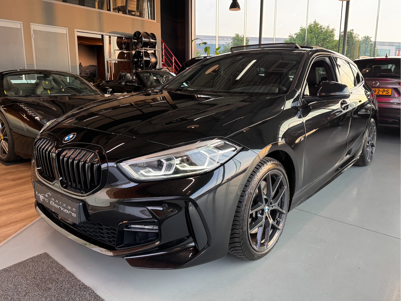 BMW 1-serie - 120i M Sport 120i M-Sport, Leder, Glasdak, Cam, Black, HUD, FULL OPTIONS - AutoWereld.nl