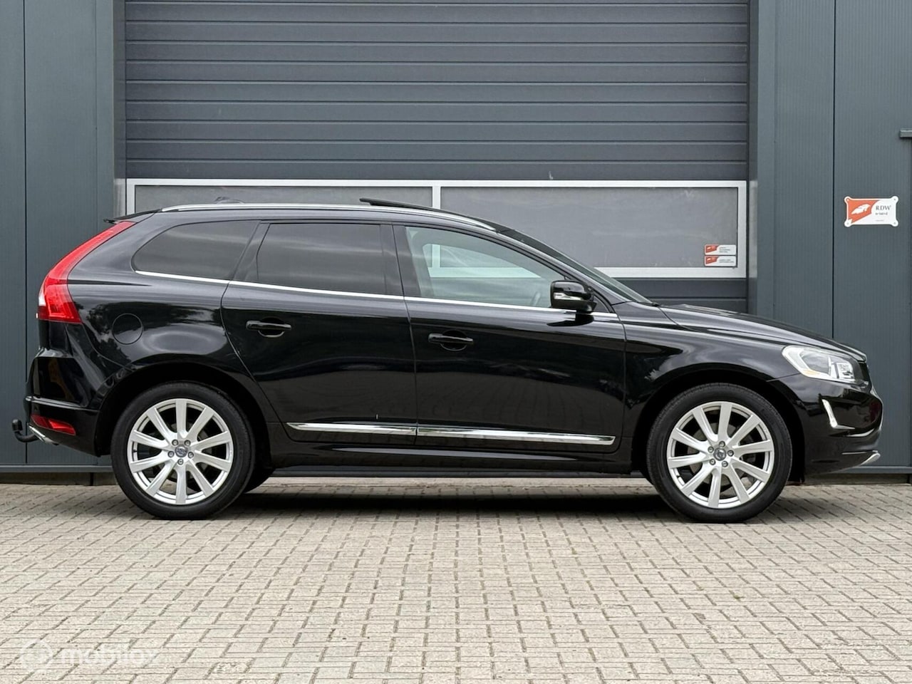 Volvo XC60 - 2.4 D5 INSCRIPTION /panoramadak/adap.cruise/trekhaak/unieke auto! - AutoWereld.nl