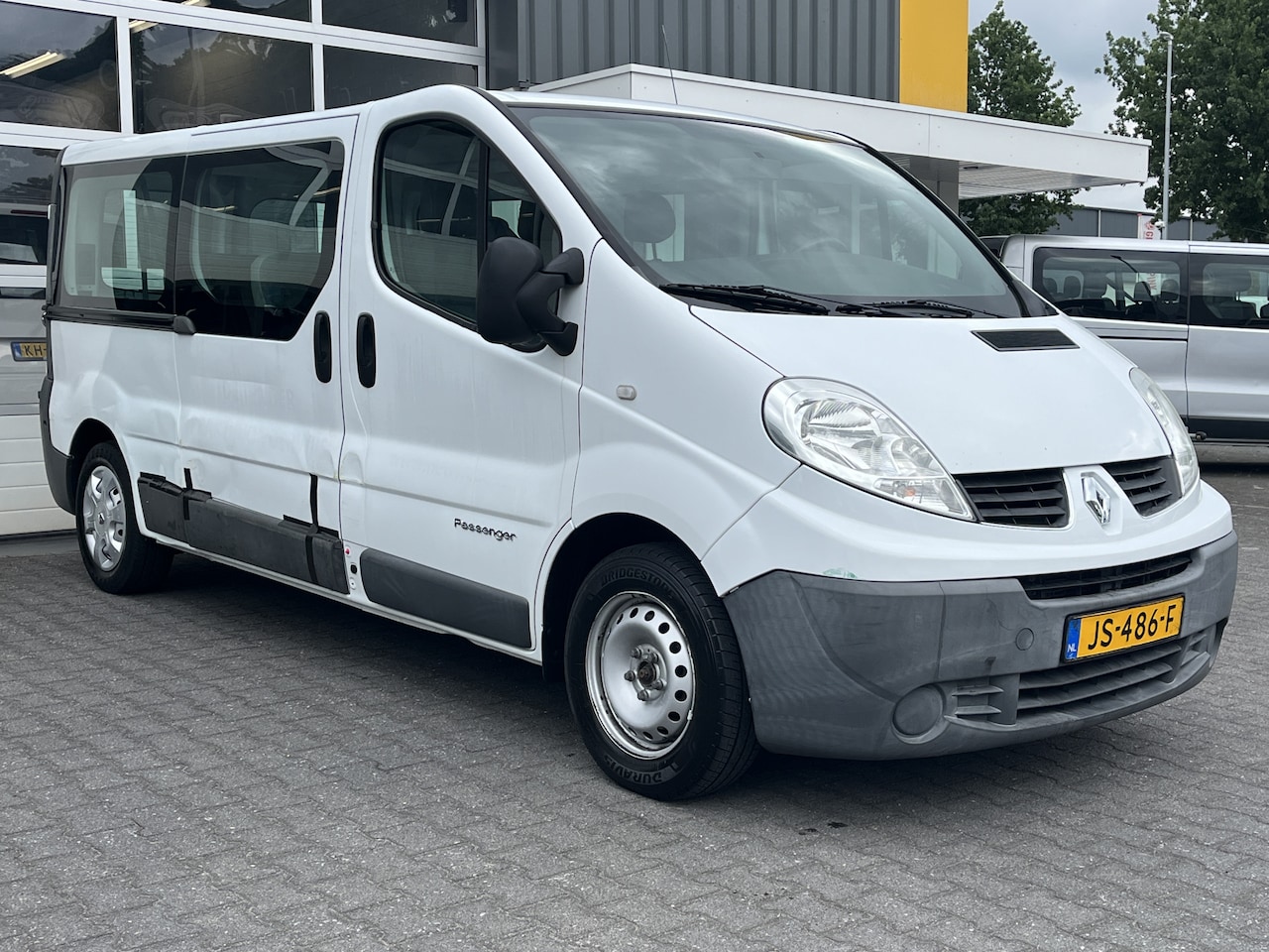 Renault Trafic Passenger - 2.5 dCi T29 L2H1 Authentique 9-persoons Airco Trekhaak Combi Kombi Passenger Groepsvervoer - AutoWereld.nl