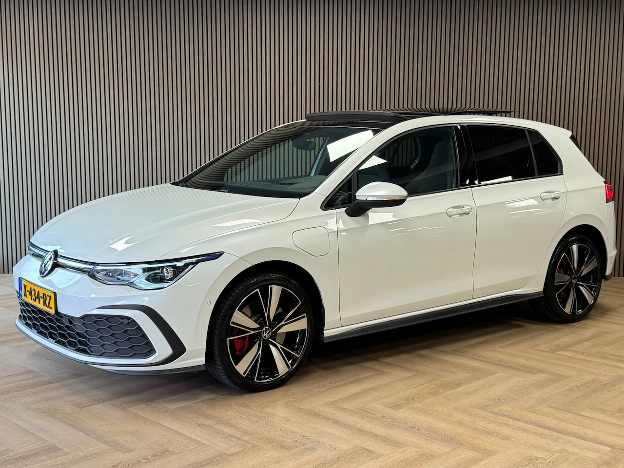 Volkswagen Golf - 1.4 Plug-in Hybride GTE 245PK PANODAK HUD NAVI LED IQ LIGHT CAMERA - AutoWereld.nl