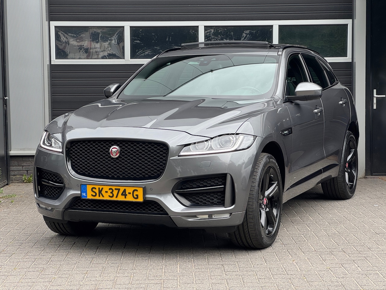 Jaguar F-Pace - 2.0 R Sport AWD 20d Pano, Xenon/Led, Navi, Climate Control, NAP - AutoWereld.nl