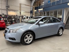 Chevrolet Cruze - 1.8 DOHC 141pk 4D LS Lederen bekleding | Navigatie | Parkeersensoren | Lm velgen | NAP | R