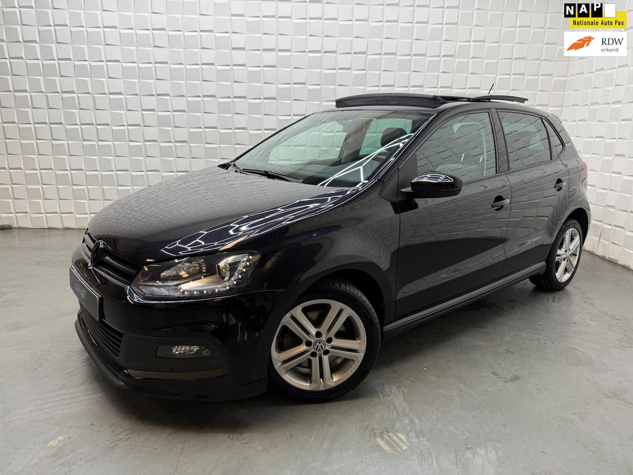Volkswagen Polo - 1.2 TSI R Line Edition PANO AUTOMAAT PDC - AutoWereld.nl