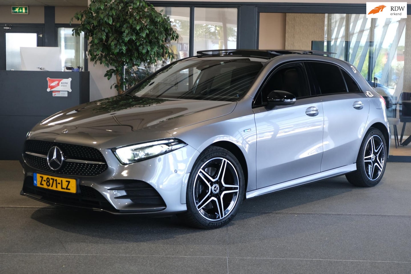 Mercedes-Benz A-klasse - 250 e 218 PK AMG Pano Night Led Cam Cruise Pdc Leder - AutoWereld.nl
