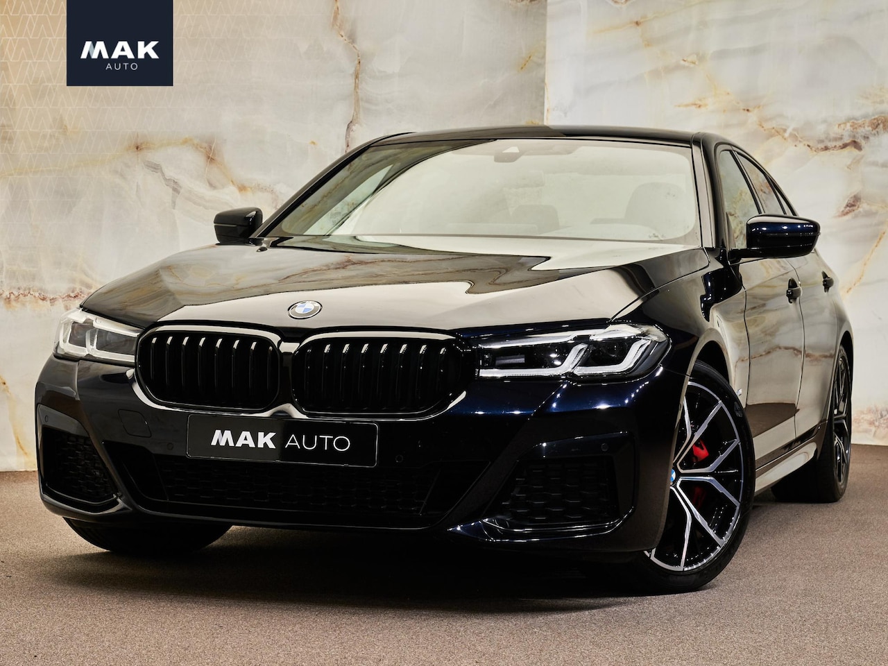 BMW 5-serie - Sedan 520i M Sport, NL-auto, 19", HiFi, LED-kopl., camera, privacy - AutoWereld.nl
