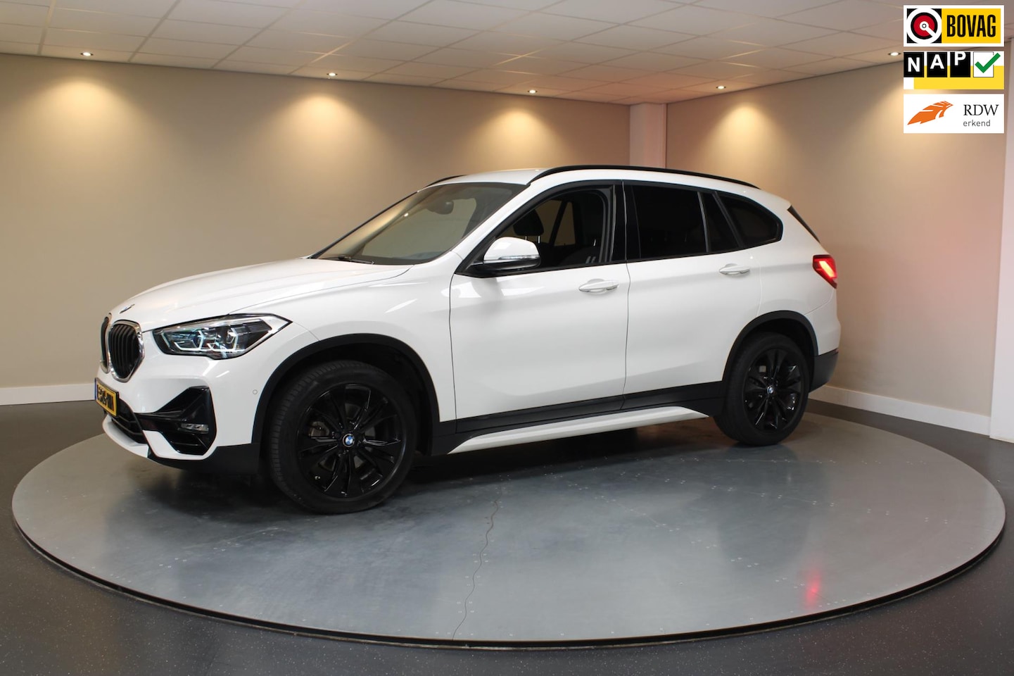 BMW X1 - SDrive18i High Executive *Sfeerverlichting* M-Stuur|M-Pook|Stoelverw. - AutoWereld.nl