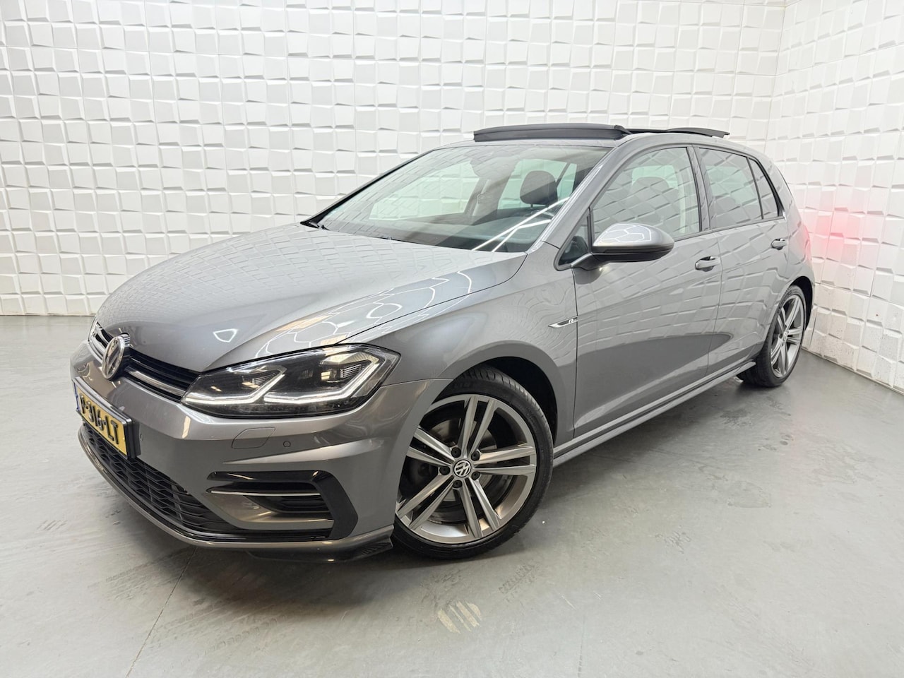 Volkswagen Golf - 1.5 TSI Highline R LINE PANO VIRTUAL CAM ACC - AutoWereld.nl
