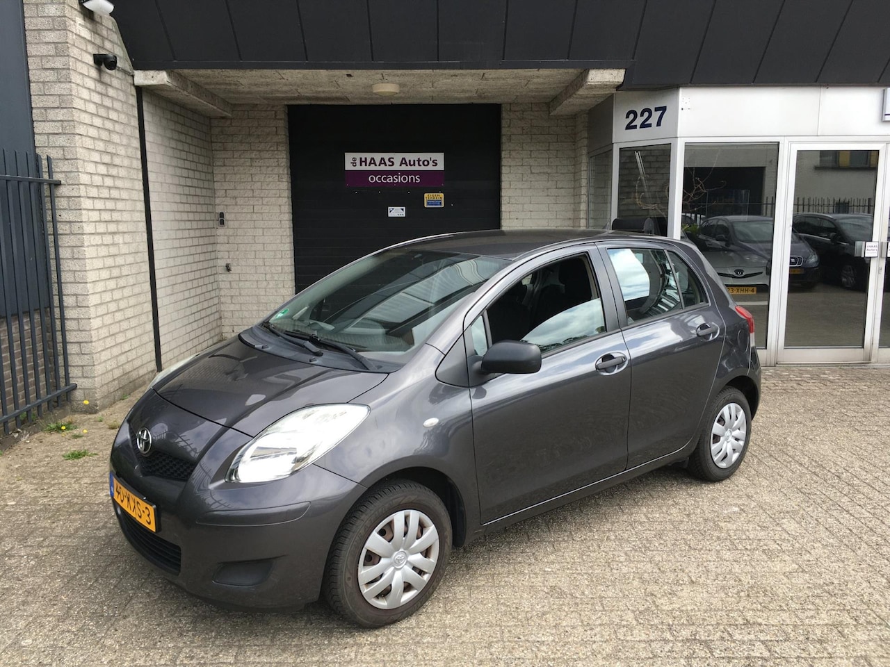 Toyota Yaris - 1.0 VVTi Acces / AIRCO KOUD / 5 DEURS / APK 2026 / NWE ALL SEASON BANDEN - AutoWereld.nl