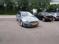 Volvo V60 - 1.6 T3 TREKHAAK CRUISE NAVI CLIMA