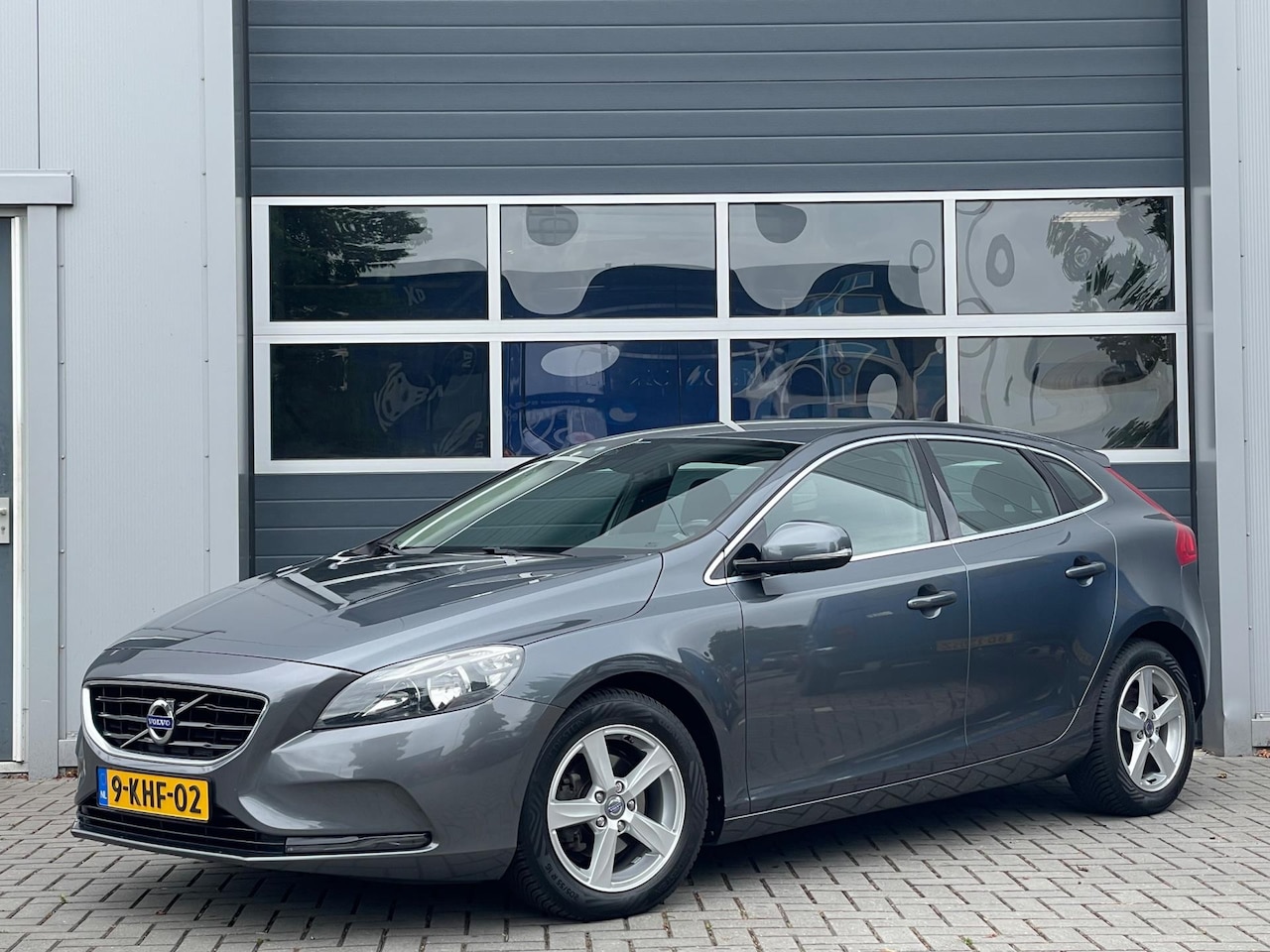 Volvo V40 - 1.6 D2 Momentum | Navi | Camera | PDC | Climate control | Cruise control | Trekhaak - AutoWereld.nl