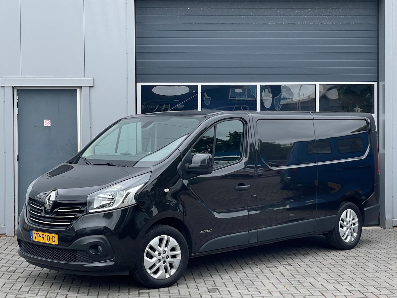 Renault Trafic - 1.6 dCi T29 L2H1 | Navi | Airco | Cruise control | PDC | Trekhaak | 16'' velgen - AutoWereld.nl