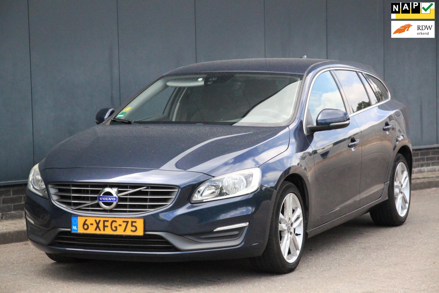 Volvo V60 - 2.0 D4 Momentum Navigatie/Parkeersensor/Trekhaak/17"inch lmv - AutoWereld.nl